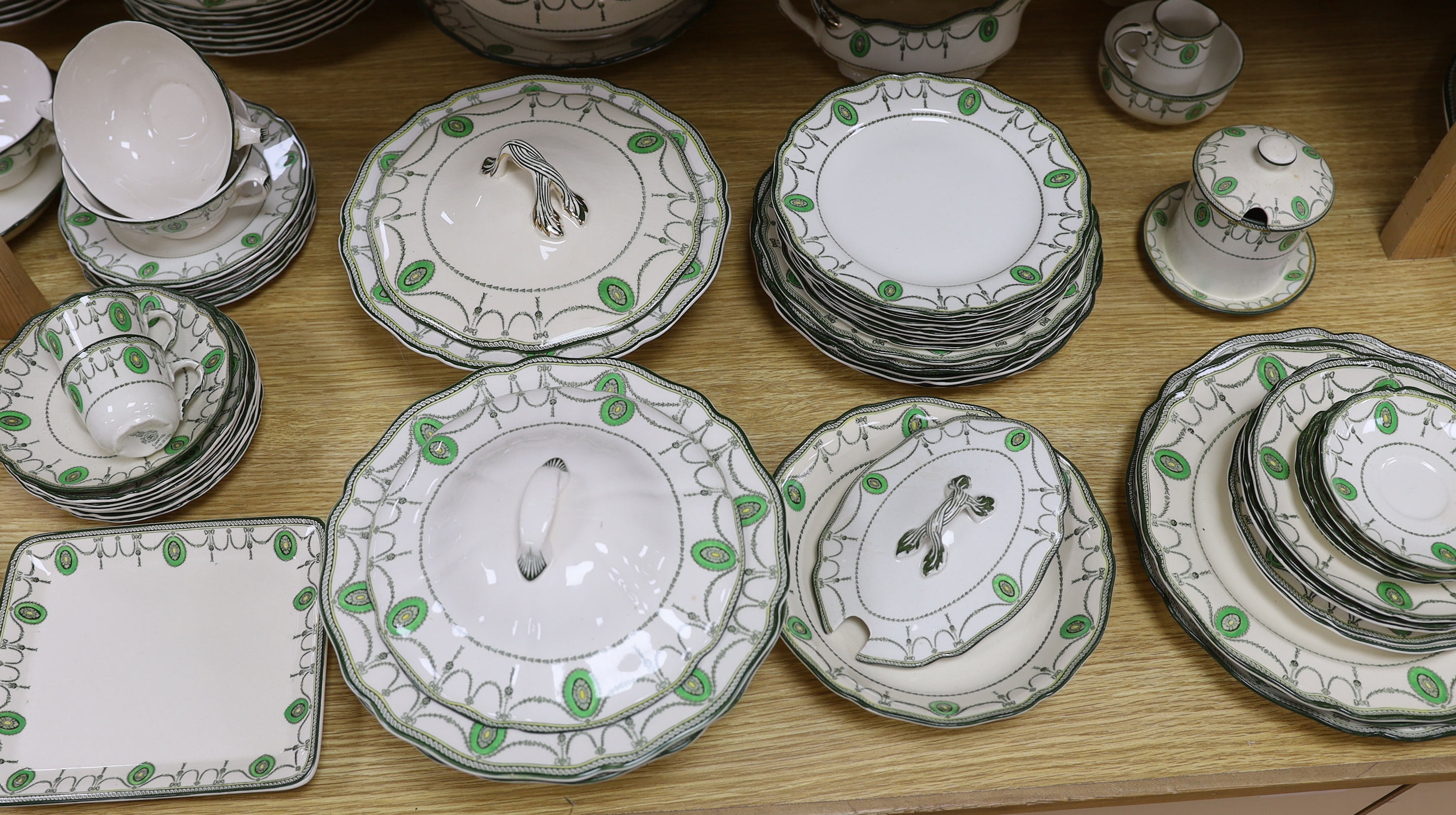 An extensive Royal Doulton Countess pattern tea, dinner and dessert service, approx. 150 pieces
